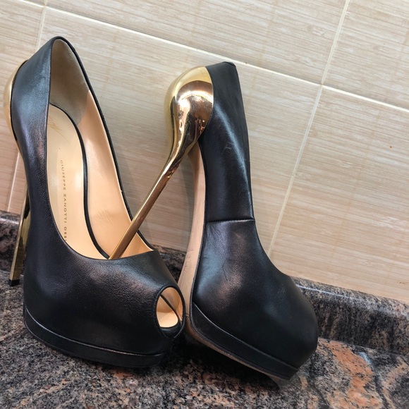 Heels - Picture 4 of 4